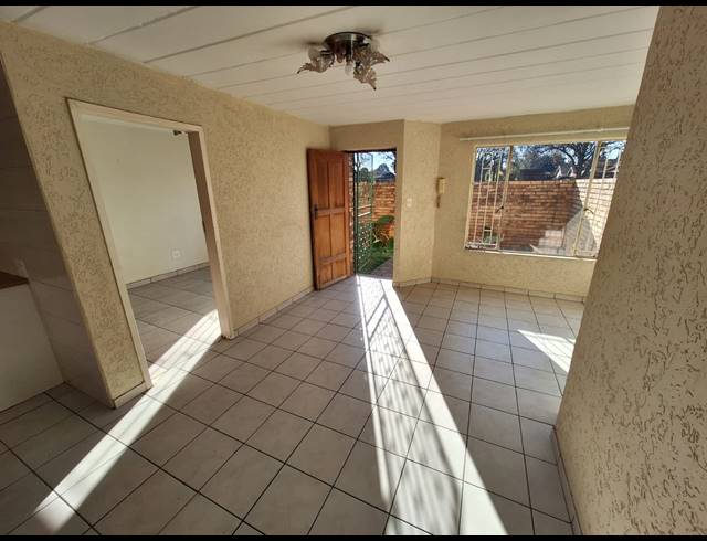 3 BEDROOM TOWNHOUSE FOR SALE IN VANDERBIJLPARK SE 3